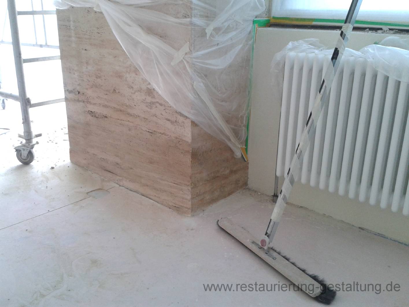 Malermeister Schimpf aus Berlin hat als Restaurator für Sandsteinimitation im Fußbodenbereich Fehlstellen farblich retuschiert. Der Restaurator für historische Wandmalerei und Sandsteinmalerei / Steinimitation Repariert farblich alle Beschädigungen als z. Bsp. Marmormalerei, Sandsteinmalerei oder Granitmalerei.